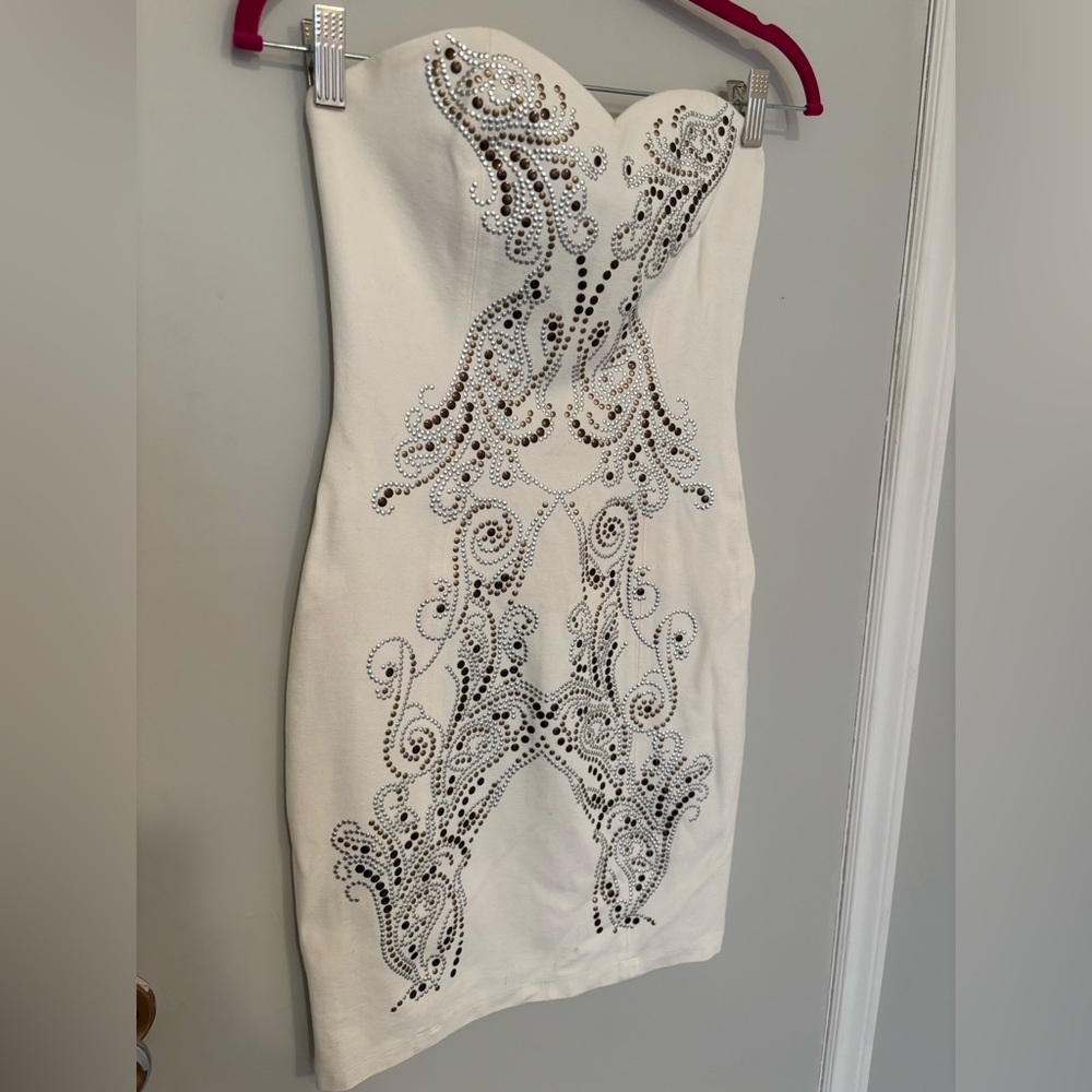GUESS Elegant White Sweetheart Strapless Dress with Embellishments, size US 4